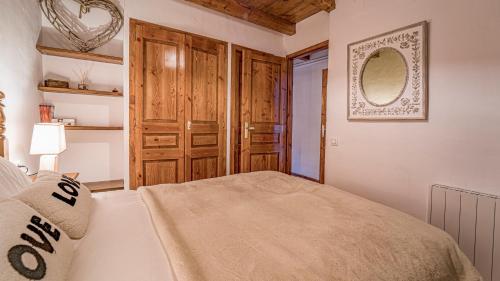  La Pleta Del Tarter Apartments -  Room  picture :   Tea/Coffee maker    Bath    TV                           