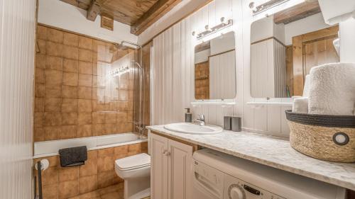 a bathroom with a sink and a toilet at La Pleta Del Tarter Apartments in El Tarter