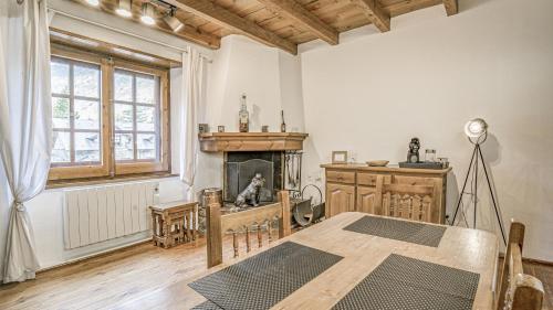  La Pleta Del Tarter Apartments -  Room  picture :   Tea/Coffee maker    Bath    TV                           