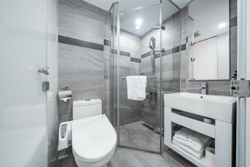 桃園區的住宿－嘉仕特飯店，浴室配有卫生间、盥洗盆和淋浴。