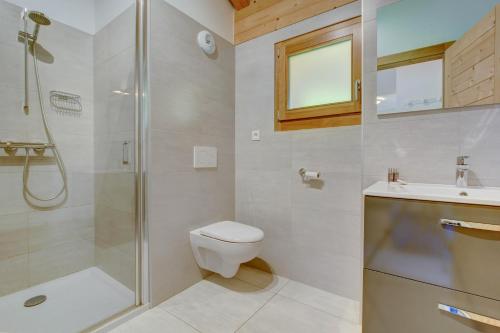 une salle de bain avec une douche, des toilettes et un lavabo dans l'établissement ALTAKA 5, à Morzine