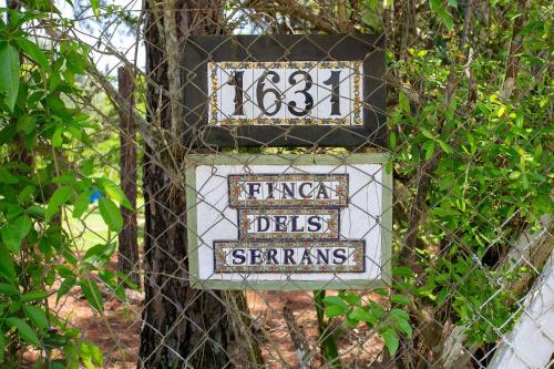 a sign on a fence that reads drugsds deficits servants at Sítio com piscina, área arborizada e lazer in Jacareí