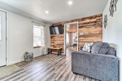 Χώρος καθιστικού στο Updated Beattyville Ranch-Style Home with Yard!