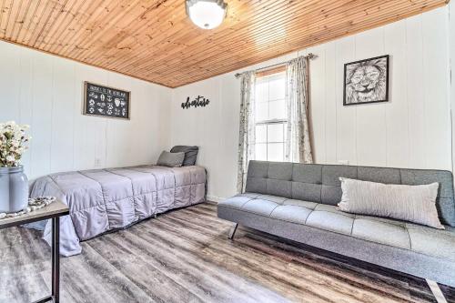 Χώρος καθιστικού στο Updated Beattyville Ranch-Style Home with Yard!