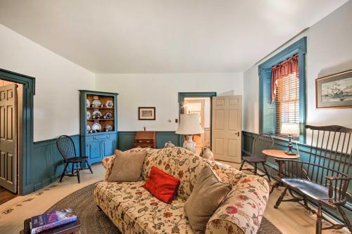 - un salon avec un canapé et des chaises dans l'établissement Beautiful Historic House In Amish Country, à Ephrata