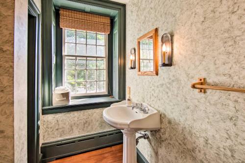 La salle de bains est pourvue d'un lavabo et d'une fenêtre. dans l'établissement Beautiful Historic House In Amish Country, à Ephrata