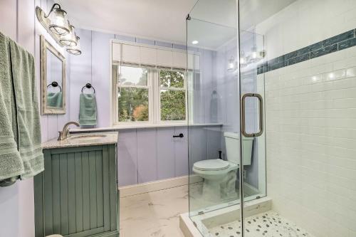 La salle de bains est pourvue de toilettes et d'une douche en verre. dans l'établissement Updated North Beach Cottage Pet Friendly!, à Deale