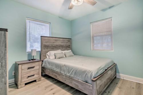 um quarto com uma cama e uma ventoinha de tecto em Updated North Beach Cottage Pet Friendly! em Deale