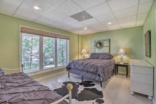 Un pat sau paturi într-o cameră la Lakefront Lineville Retreat with Private Dock!