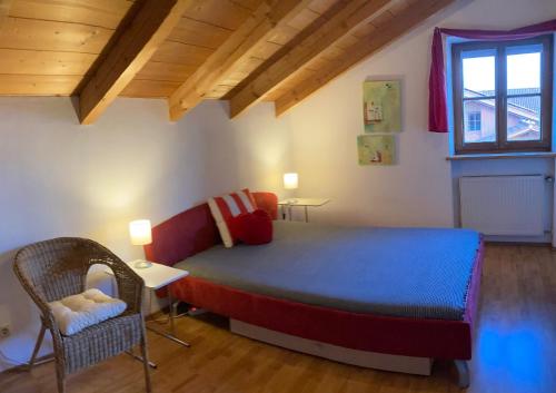 een slaapkamer met een groot bed en een raam bij Ferienwohnung Gruber in Teisendorf