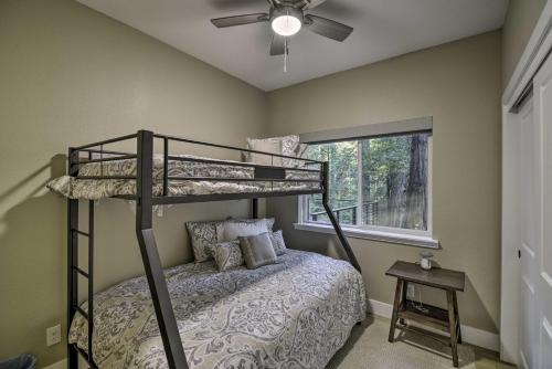 Katil atau katil-katil dalam bilik di Secluded Butte Meadows Cabin with Deck and Grill!