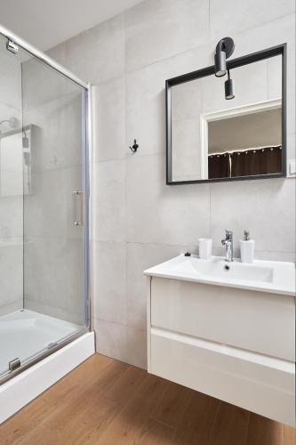 a bathroom with a sink and a shower and a mirror at Villa Alpina - 5 minut do szlaków i wyciągów in Szklarska Poręba