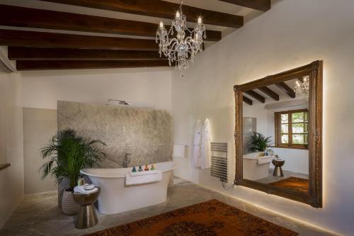 baño con espejo grande y bañera en Astounding Mallorca Villa La Mejor Vista 5 Bedrooms All Inclusive & Private Heated Pool Banyalbufar, en Banyalbufar