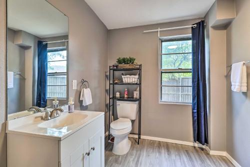 貝爾頓的住宿－Charming Home with Deck Less Than 1 Mi to Belton Lake!，一间带水槽和卫生间的浴室以及窗户。