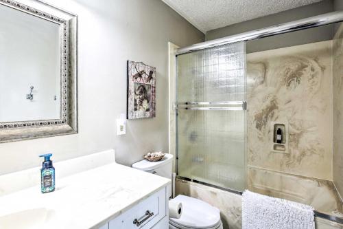 Un baño con ducha, inodoro y lavabo. en Oceanfront Escape Steps to Imperial Beach!, en Imperial Beach