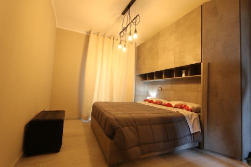 ein Schlafzimmer mit einem Bett in einem Zimmer in der Unterkunft PETITE MAISON in Lanciano