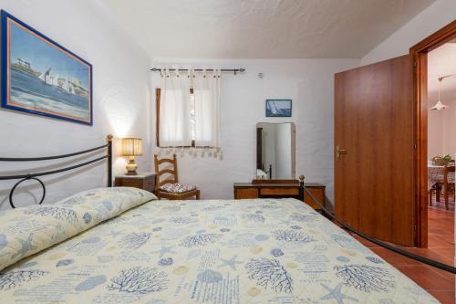 1 dormitorio con 1 cama grande en una habitación en Domus de Janas en SantʼAntìoco