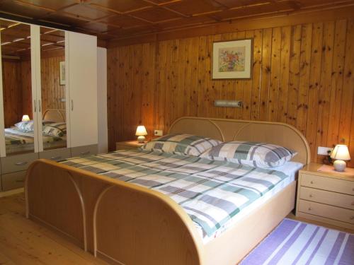- une chambre avec un lit et 2 oreillers dans l'établissement Landhaus Ossi, à Gaschurn