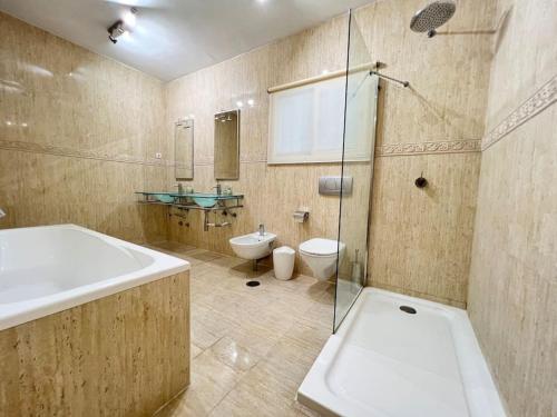A bathroom at Villa Scenic with Private Pool - Sleeps 8