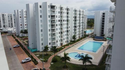 una vista aérea de un gran edificio de apartamentos con piscina en Aqualina Orange Apartamento Piso 6 Vista a Piscina 3 Habitaciones, en Girardot
