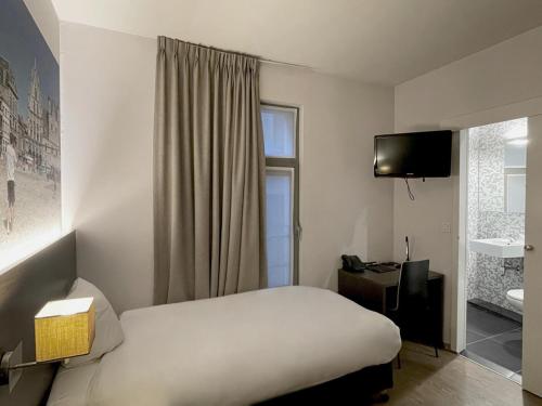 a hotel room with a bed and a television at 3 Paardekens - City Centre Hotel in Mechelen