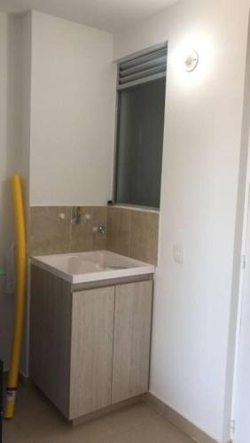 a bathroom with a sink and a mirror at Tu apartamento vacacional en Girardot Cundinamarca - AQUALINA ORANGE in Girardot