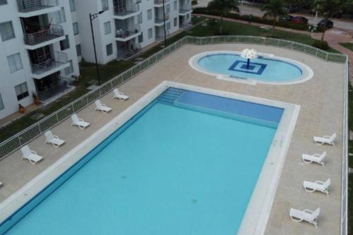 an overhead view of a swimming pool in a building at Tu apartamento vacacional en Girardot Cundinamarca - AQUALINA ORANGE in Girardot