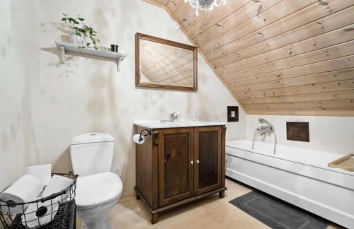 Vonios kambarys apgyvendinimo įstaigoje Sjarmerende familievennlig hus med 2 soverom