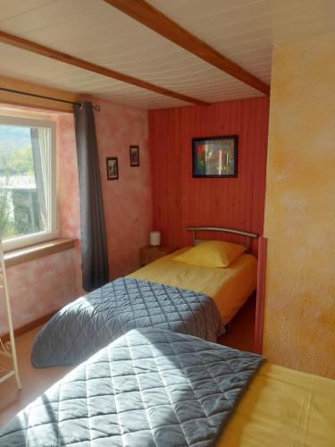 una camera con due letti e una finestra di Chez Nadine a Ranspach