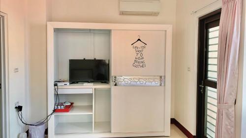 金湖鎮にあるSanli B&Bのテレビ付きの部屋