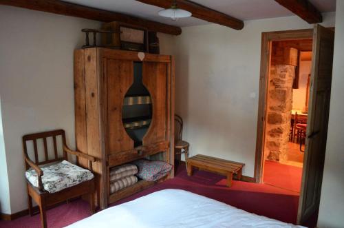 - une chambre avec un lit et une chaise dans l'établissement Appartement La Clairière Châtel Réservation, à Châtel
