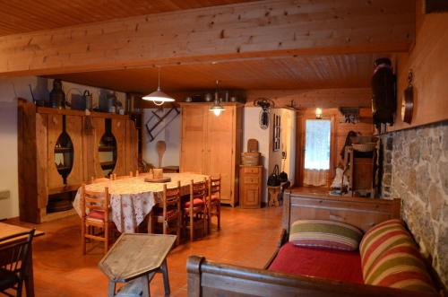 une salle à manger avec une table et des chaises dans une maison dans l'établissement Appartement La Clairière Châtel Réservation, à Châtel