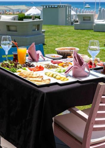 een tafel met een buffet van eten en drinken bij Side Mira Palace & Spa in Side