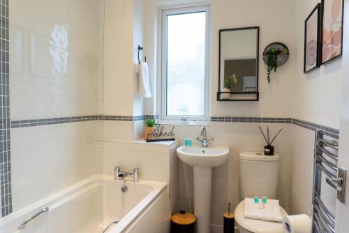 ein Badezimmer mit einem Waschbecken, einem WC und einer Badewanne in der Unterkunft Air Host and Stay - Keith House, 3 bedroom sleeps 6 free parking in Liverpool