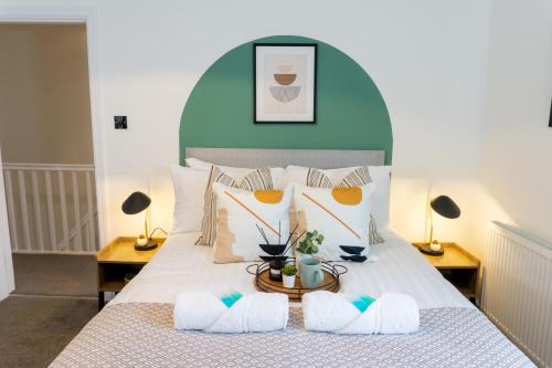 Schlafzimmer mit einem Bett mit blauem Kopfteil in der Unterkunft Air Host and Stay - Keith House, 3 bedroom sleeps 6 free parking in Liverpool