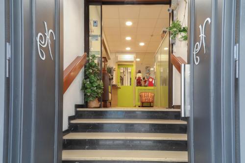 un couloir avec des escaliers dans un bâtiment dans l'établissement Hôtel Gloria, à Grenoble