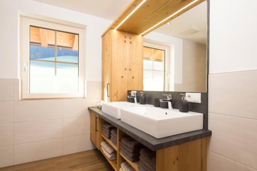 埃布斯的住宿－Erbhof Fritzing，浴室设有白色水槽和镜子