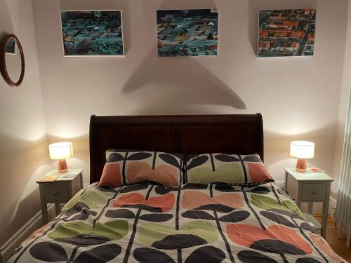 una camera con un letto con due lampade su due tavoli di Airy Apartment Sefton Park a Liverpool