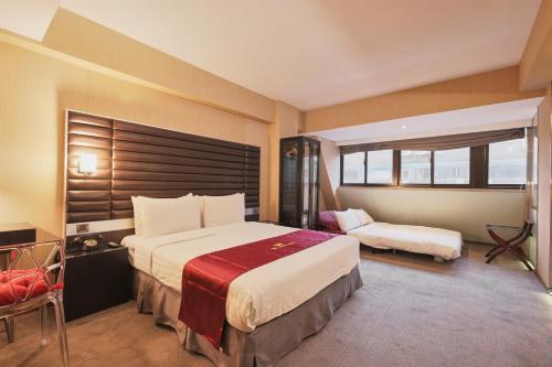 a hotel room with a large bed and a window at 立多精品旅館Li Duo Best Hotel in Taipei