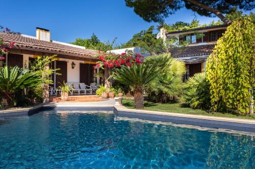 a swimming pool in front of a house at Chambre aux Miroirs - Love Room - La Vénus de Lisbonne in Calhandriz