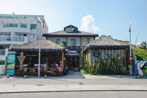 a restaurant with umbrellas in front of a building at Longboard Paradise Surf Club in Rio de Janeiro