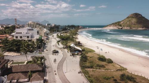 a view of a beach and the ocean at Longboard Paradise Surf Club in Rio de Janeiro