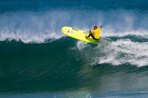 a man riding a wave on a surfboard in the ocean at Longboard Paradise Surf Club in Rio de Janeiro