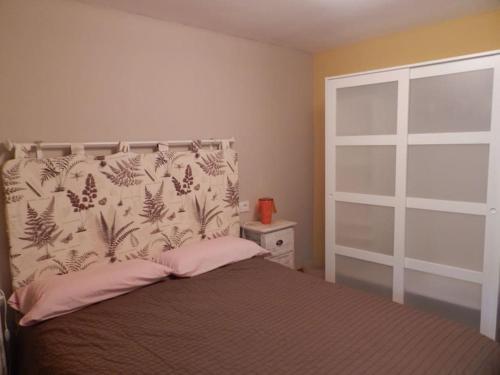a bedroom with a bed with a pillow and a window at Apartamento en Treceño, Cantabria in Treceño