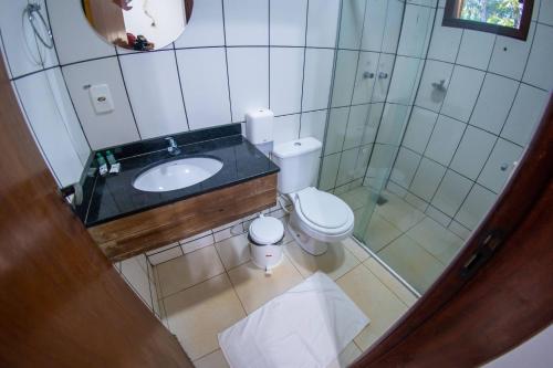 a bathroom with a toilet and a sink and a shower at IPÊ Florido Parque Hotel in Paracatu