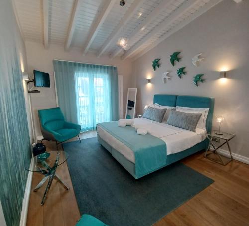 um quarto com uma cama grande e uma cadeira azul em Villa Zawaia B&B em Lagos