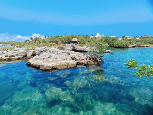 una isla en el océano con aguas cristalinas en Condo Yalku - Private access to Lagoon, en Tulum