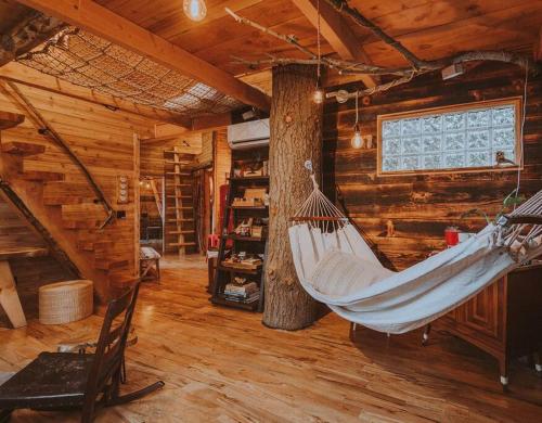a room with a hammock in a log cabin at Treehouse on the Water -Eagles Nest-20 ft high in Port Angeles