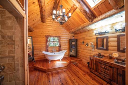 - Baño con bañera en una casa de madera en Luxe Log cabin with hot tub/spa/steam room!, en Wilmington