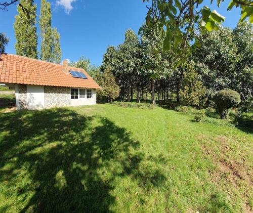 a house in a field with a grassy yard at Kućerak Višnja in Manđelos